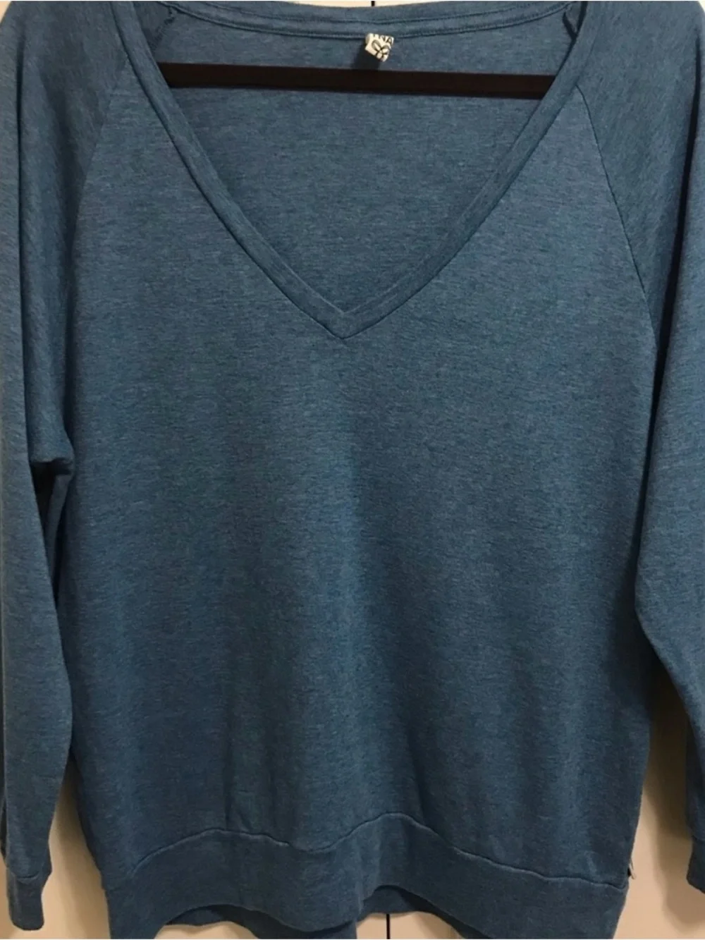 Aritzia TNA Women's Long Sleeve V-Neck Top in Grey/blue - Picture 1 of 2
